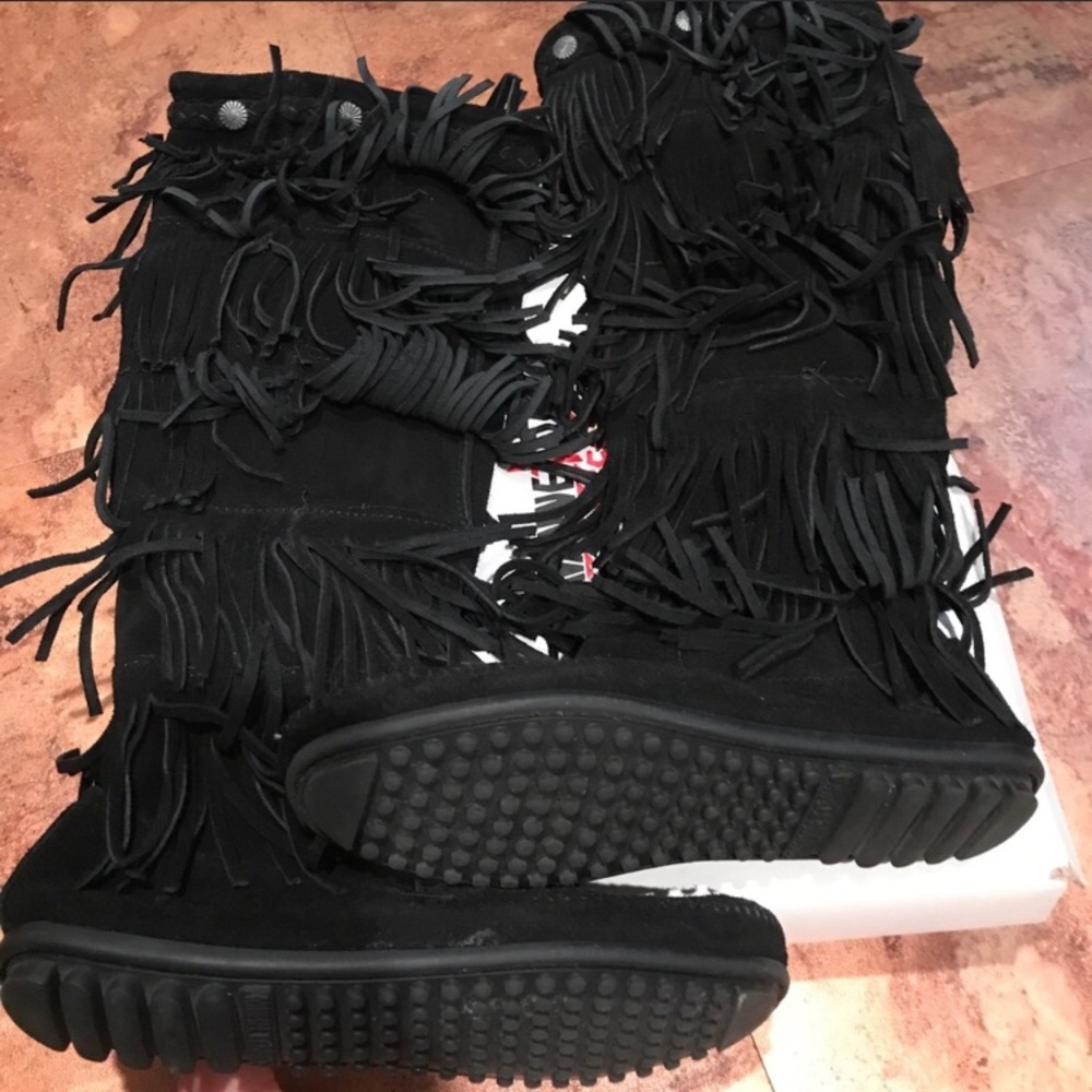 Black 5 layer Minnetonka size 5